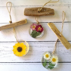 Real Flower Sun Catcher, Driftwood Garden Ornament, Daisy, Rose, Lavender