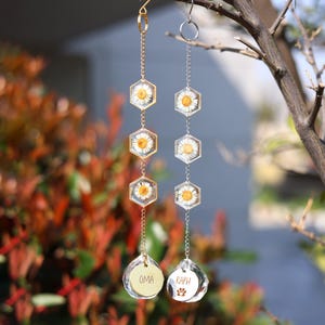 Custom Daisy Suncatcher, Pressed Flower Resin Wind Chime, Pet Memorial, Tribute to Loved Ones, Sympathy Keepsake