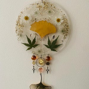 Ginkgo & Daisy Resin Suncatcher – Gold Leaf Botanical Wall Decor, Crystal Window Hanging, Nature Inspired Gift