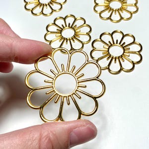 2 inch Gold Daisy Flower Suncatcher Frame, 51mm Floral Lightweight Alloy Connector Resin Bezel Window Hanging for DIY Sun Catcher CH00